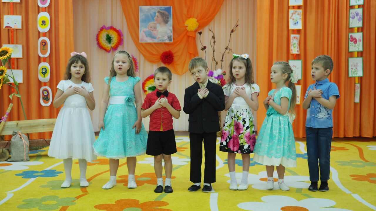 Исполнили песню _Маму я люблю_