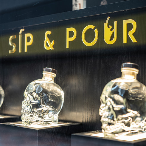 混合工業風裝修及簡約設計，位於尖沙咀的葡萄酒零售店sip&pour