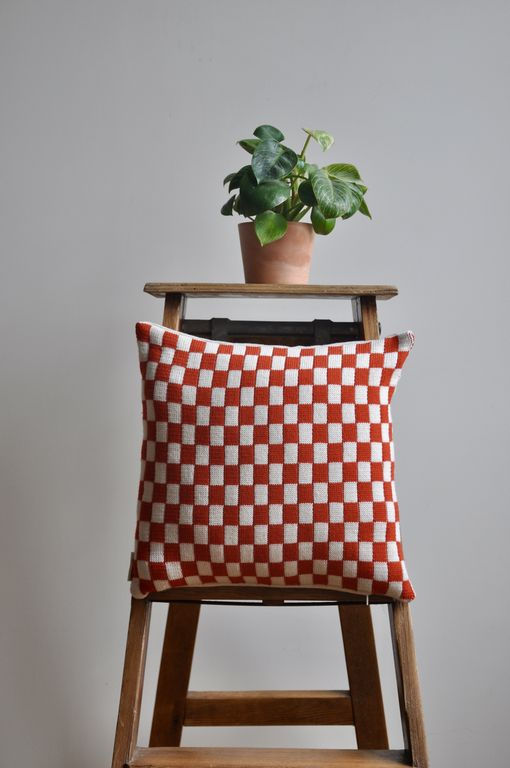 Coussin laine tricot damier merinos confort canapé salon décoration déco artisanal artisan lyon france unique original doux