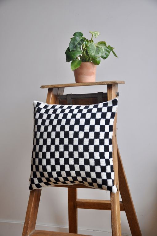 Coussin laine tricot damier merinos confort canapé salon décoration déco artisanal artisan lyon france unique original doux