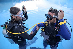Addestramento subacqueo in piscina