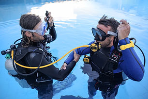 Taucher Training im Pool