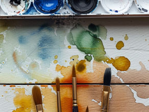 Der Unterschied zwischen Wasserfarben und Aquarellfarben.