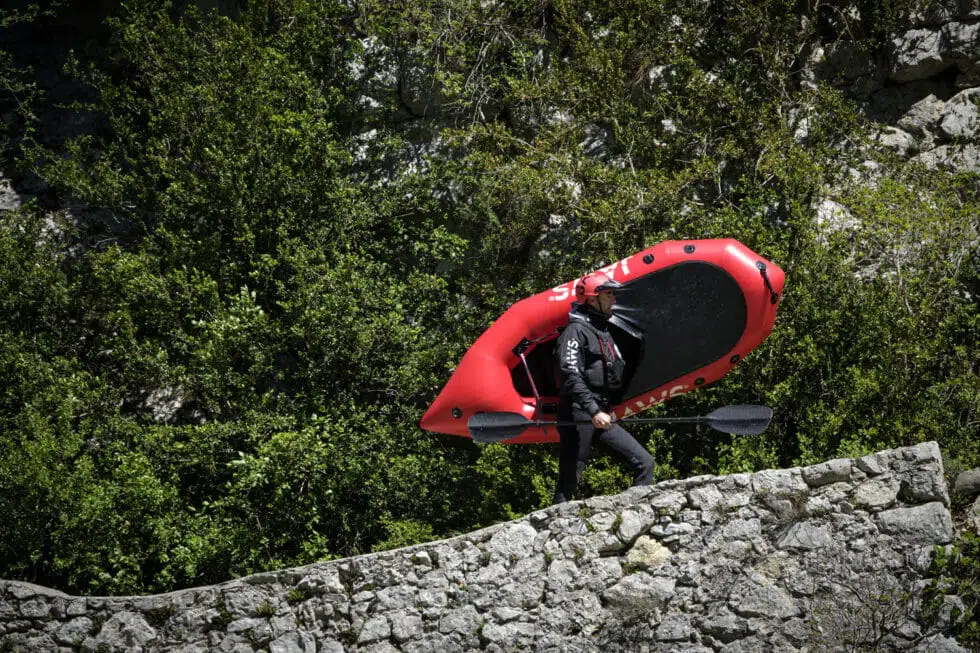 Packrafter sur pont de pierre avec Packraft MINOTAURE et pagaie JAWS