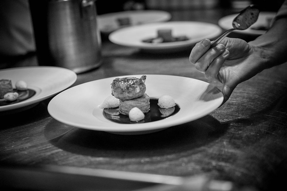 Un confit de chasse en crépinette et cœur de
foie gras au vin cuit, cubes de pomme de terre
croustillantes et oignons grelots
