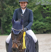 begleitet ambitionierte
Reiter*innen auf ihrem Weg
im Springsport.
Mit viel Gefühl für Pferd und
Reiter hilft sie euch, Technik,
Rhythmus und Mut im
Parcours zu verbessern.