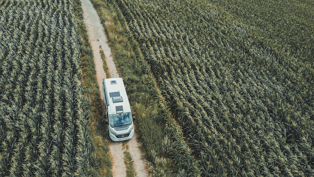 Camping-car dans un champs