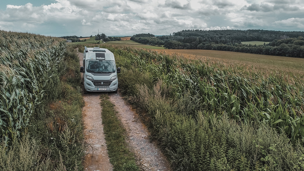 Van dans les champs