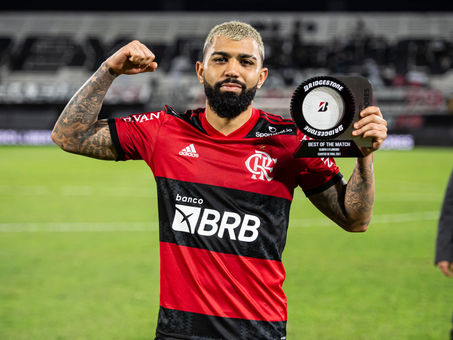 Em uma noite bem maluca, Flamengo goleia o Olímpia e abre boa vantagem para jogo de volta