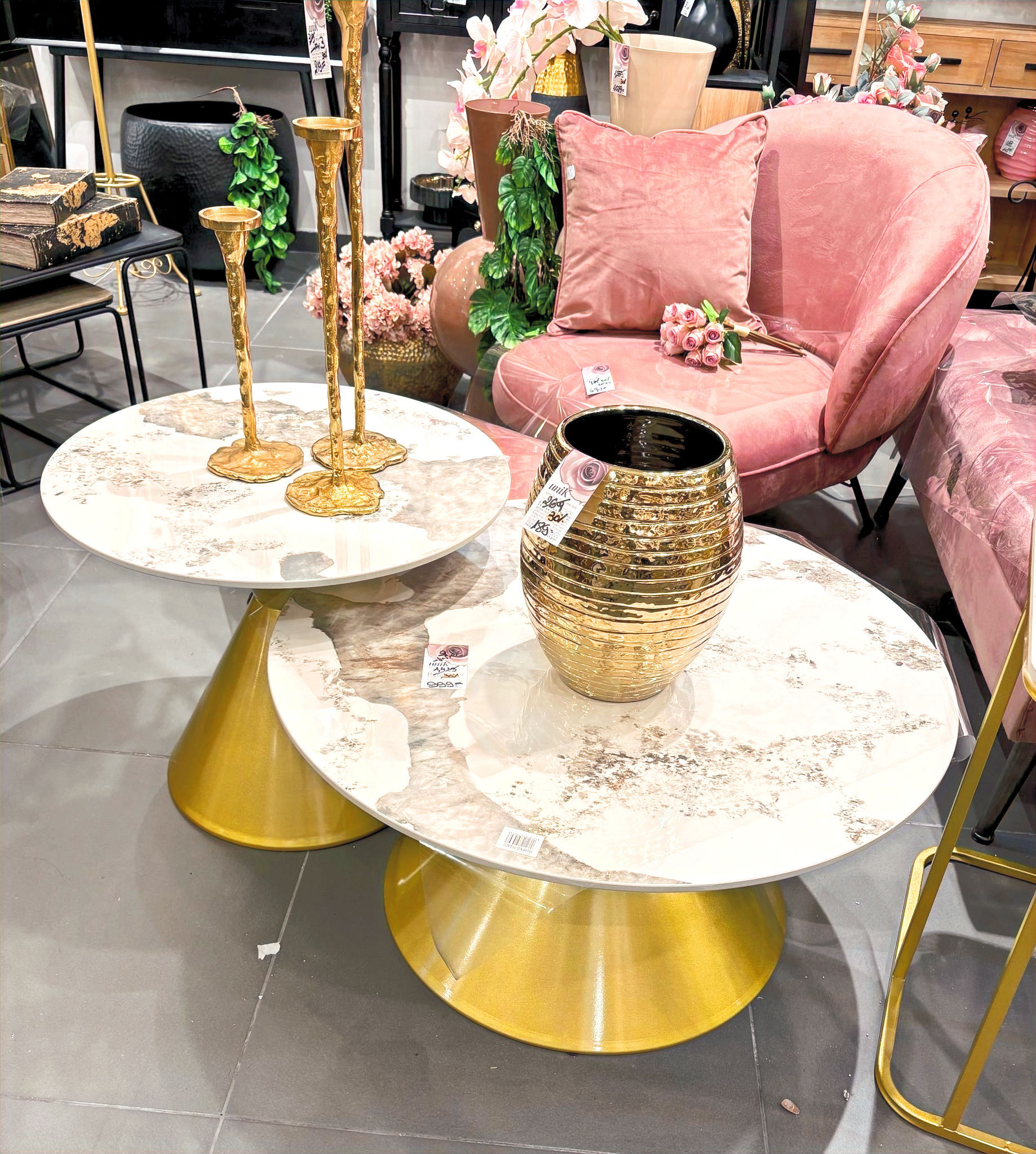 שולחן סלון כפול רגל גביע בצבע זהב  עם משטח שיש בהיר