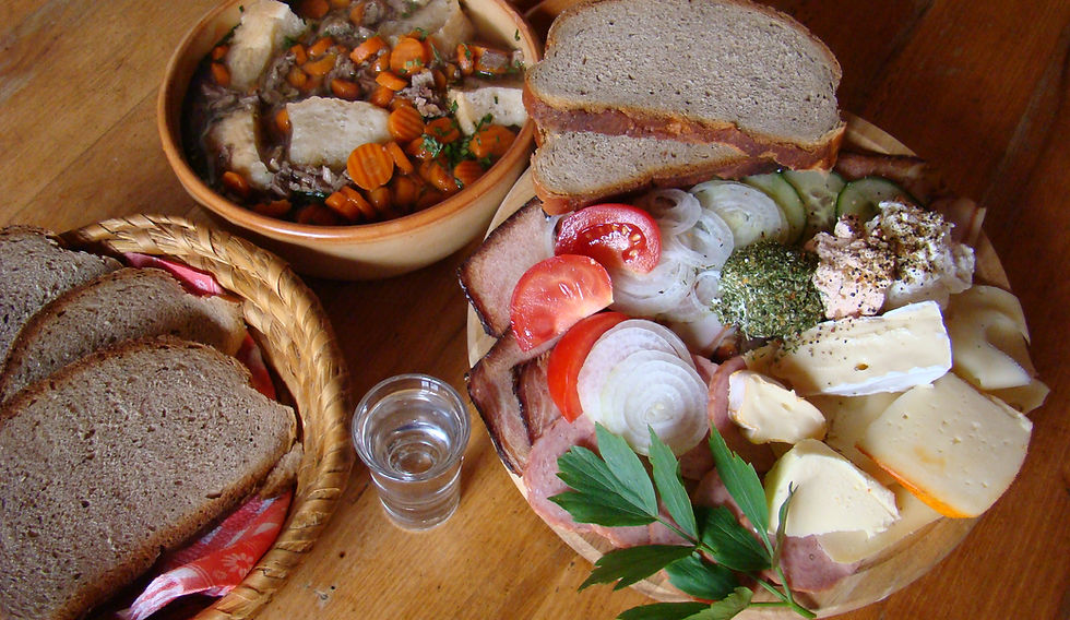 Snack at the Neureithütte.JPG