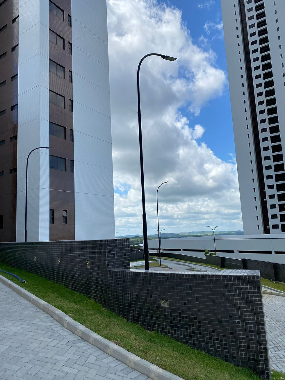 Poste metálico em aço carbono SAE 1010/1020 galvanizado, ideal para ambientes corrosivos