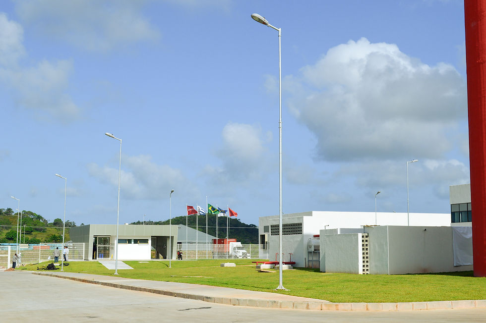 Poste metálico telecônico da Posteaço instalado em via urbana, garantindo iluminação eficiente, segurança e economia para cidades inteligentes.