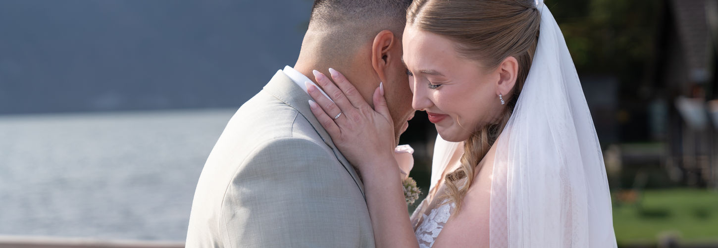 Emotionaler First Look von Braut und Bräutigam