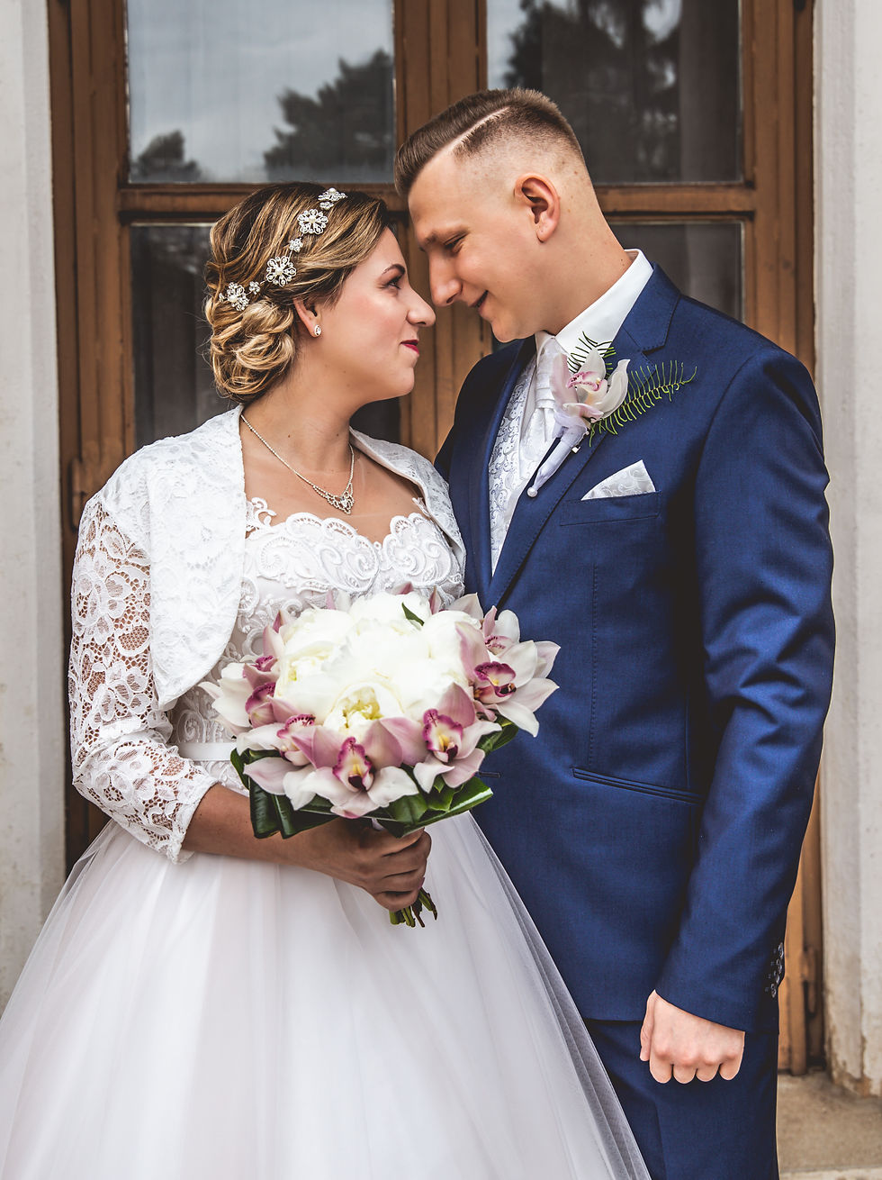 Eine romantische Hochzeit zwischen Regenwolken und Geschichte