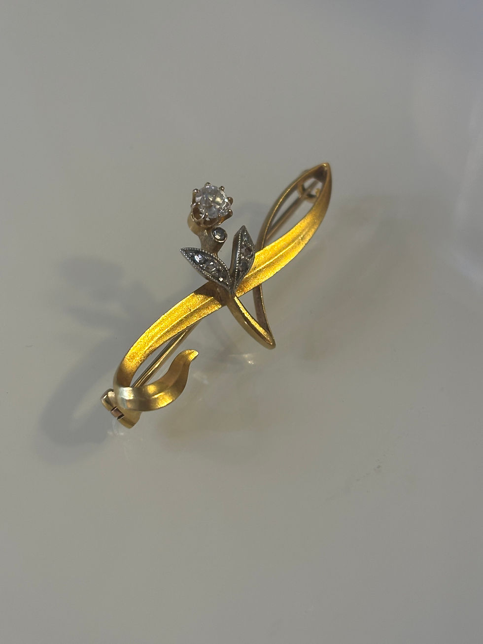 Miniaturbild: Elegante Gold-Brosche mit Brillantbesatz