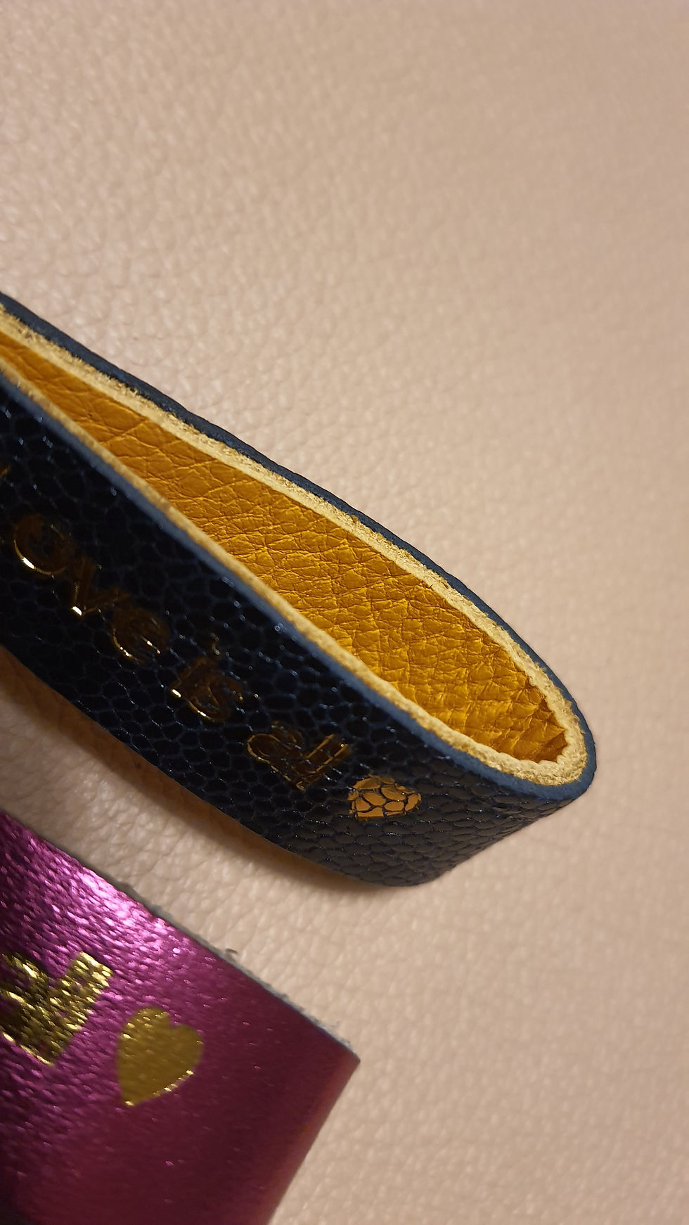 Miniature : Porte-clef "Love is All"
