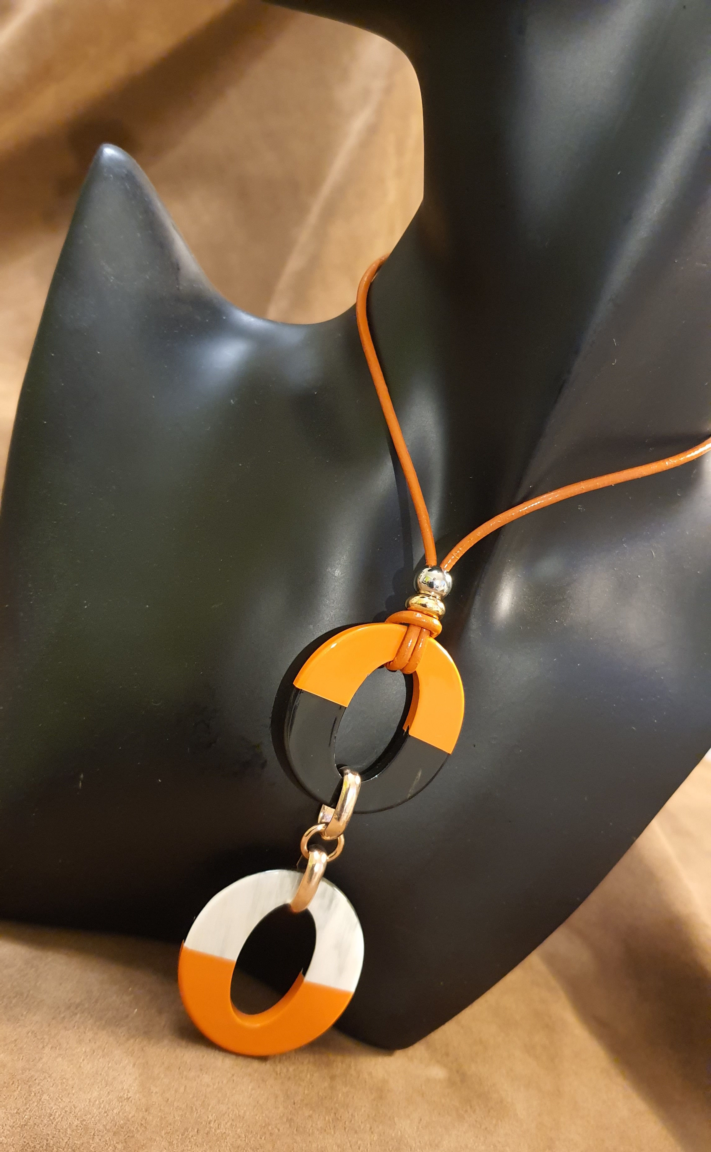 Sautoir en corne laquée