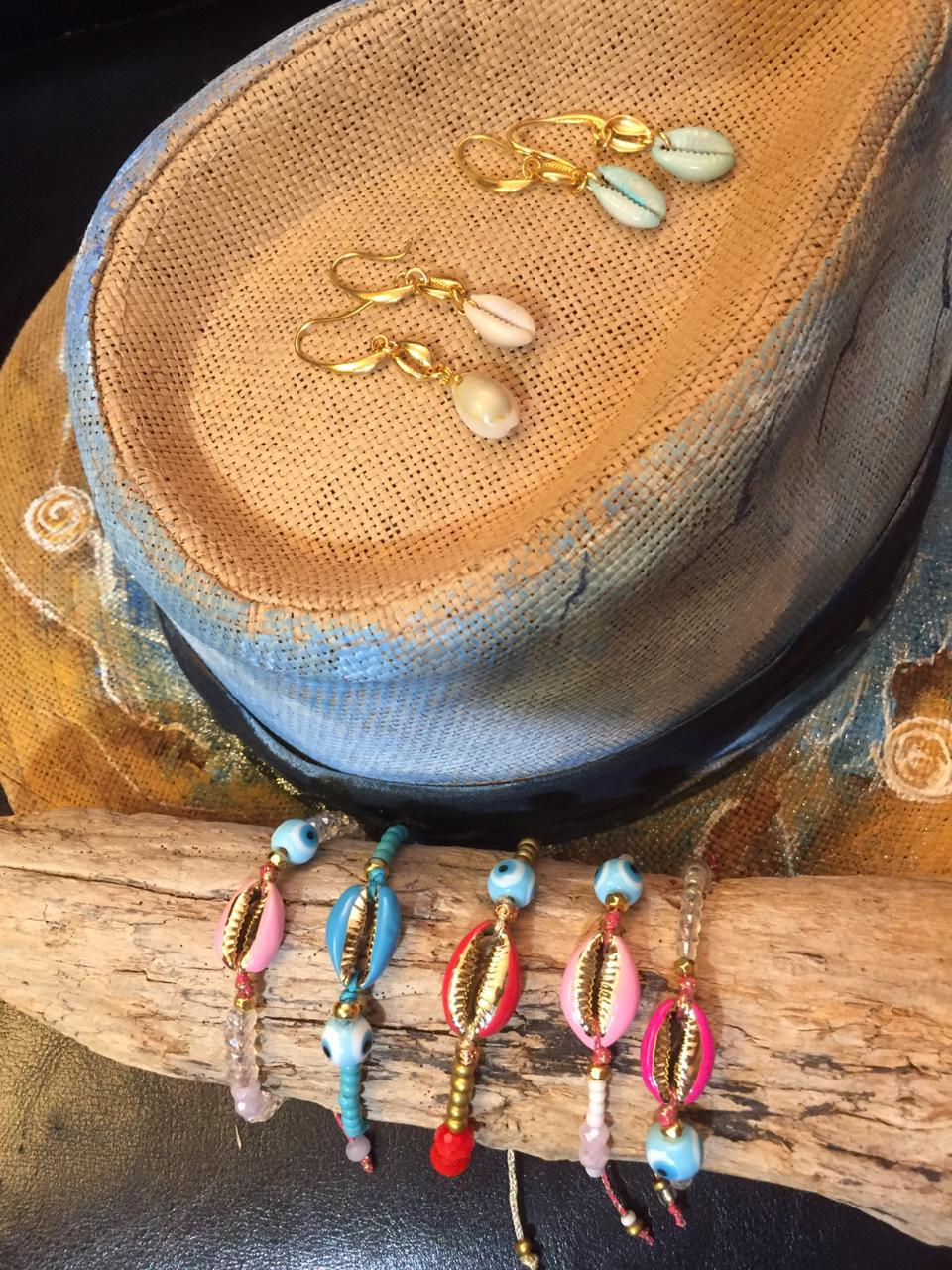 Miniatura: Colorful Enameled Cowrie Bracelets