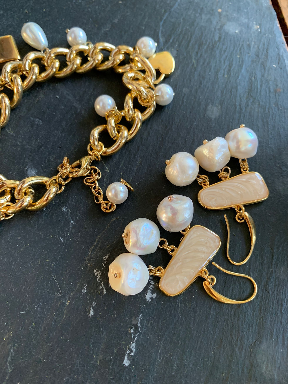 Thumbnail: Pearls & Charms Bracelet - "Golden locket"