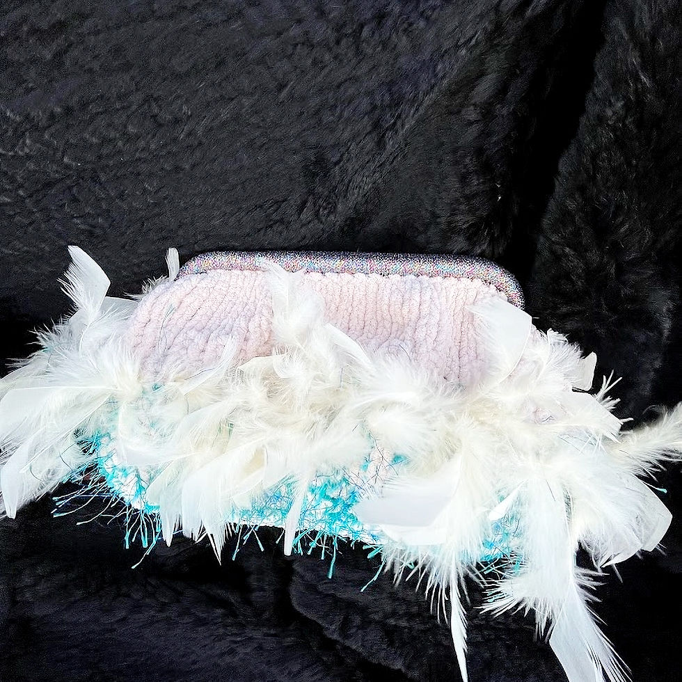 Miniatura: PHAEDRA  Crochet Clutch with feather trim