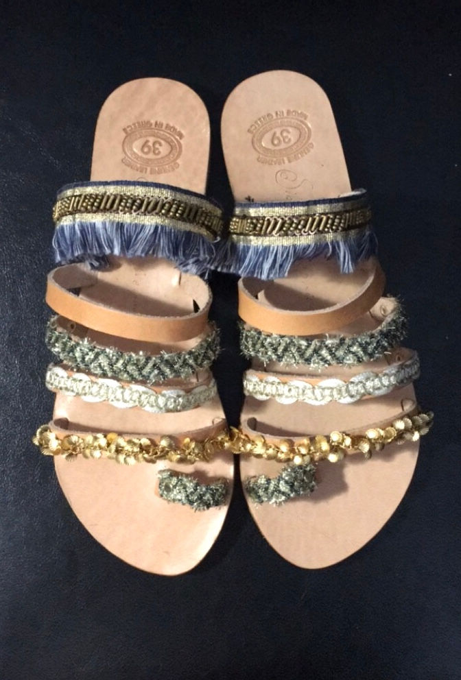 Miniatura: Sandalias de piel con pedrería "SELINI"