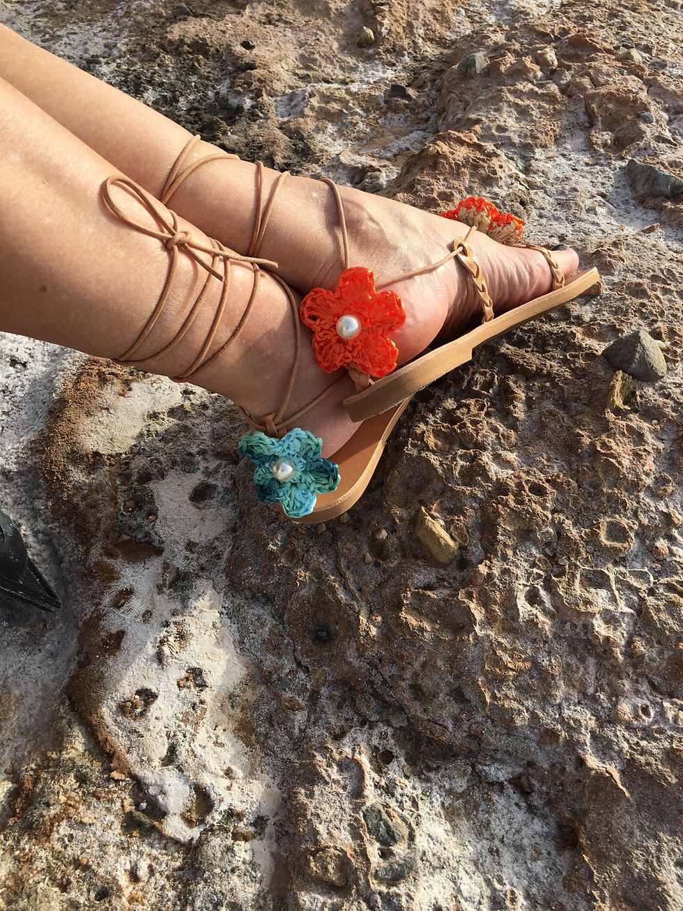 Thumbnail: Leather sandals with crochet raffia flowers - LOVE IN THE MIST