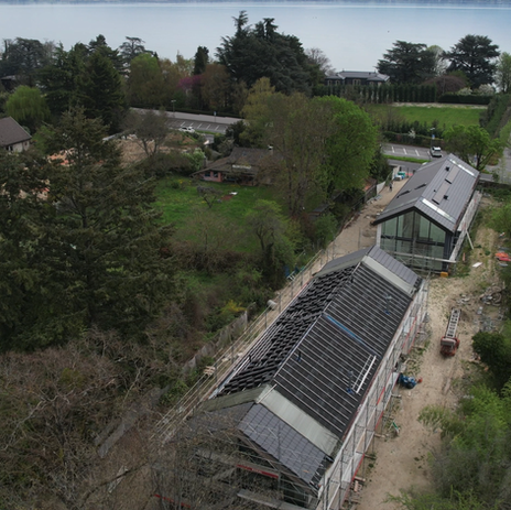Projet de 4 bâtiments à Mies (VD) : réalisation de façades vitrées, toiture vitrée et menuiseries aluminium. Détails soignés, pose, réglages et suivi de chantier par BAU-SS Sàrl.