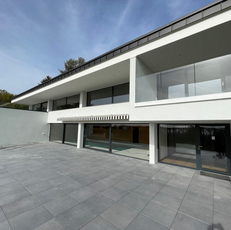 Remplacement de fenêtres bois par fenêtres aluminium à Genolier (Vaud) – grands vitrages modernes, lignes minimalistes, fourniture et pose par BAU-SS Sàrl