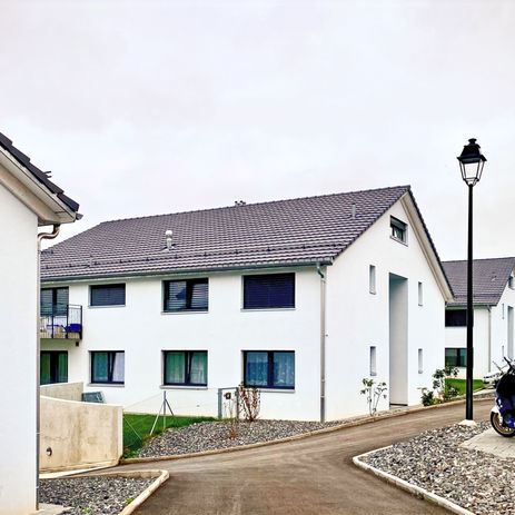 Fenêtres PVC à Treycovagnes (canton de Vaud) – fourniture et pose dans un immeuble, réalisées par BAU-SS Sàrl.