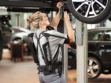 PAEXO Shoulder - Femme travaillant dans un garage