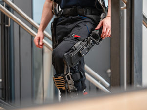 Ein Exoskelett auf einer Treppe