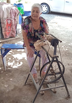 Rueca Sra Hilando.jpeg