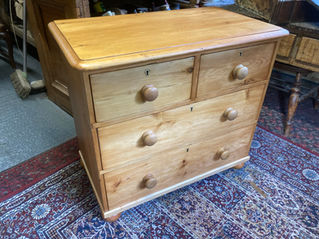 Vic'Pine Chest of Drawers.