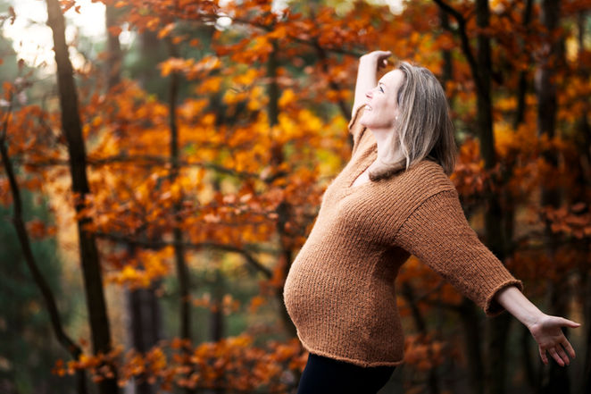 OUTDOOR MATERNITY PHOTOS WITH AUTUMN LEAVES