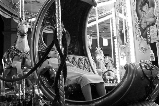 robert-bonk_girl-on-merry-go-round-florence-italy-2021.jpeg