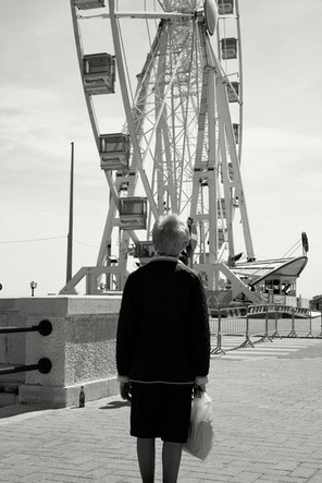robert-bonk_woman-and-ferris-wheel-bari-italy-2018.jpeg