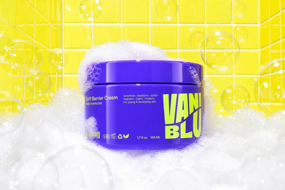 Vaniblu jar in bubbles on yellow tiles