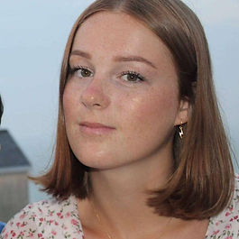Salut ! Moi c’est Justine j’ai 21ans et suis actuellement en Master 1 de Droit privé à l’université de Lille.
Après avoir travaillé pendant longtemps avec des enfants, j’ai décidé de me lancer dans l’aventure des cours particuliers avec Coachi’Part. Je vous propose donc de vous accompagner vous ou votre enfant grâce à un programme hyper personnalisé et basé sur vos propres besoins.
Pourquoi me choisir ? D’une part, mon experience dans le périscolaire m’a permis d’acquérir patience et pédagogie. D’autre part, ma scolarité au Centre Saint Paul puis mes études de droit ont développé mon goût de l’excellence et de la réussite scolaire. J’y ai suivi un parcours anciennement ES (économique et social) et c’est pourquoi je propose mes services principalement en langues anglaise et espagnol, en SES, français et en droit. J’ai en effet obtenu mon bac avec mention très bien avec 16 en espagnol et anglais, 17 en SES et 19 (oral) et14 (écrit) en français. J’ai également validé ma licence avec mention.
En espérant pouvoir vous accompagner sur le chemin de la réussite scolaire !