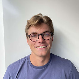 Salut, moi c’est Noé ! Actuellement étudiant en 5ème année de pharmacie à la faculté de Lille, je te propose des cours particuliers dans les matières scientifiques principalement, mais aussi en histoire-géo !
Doué pour transmettre mon savoir, je t’accompagnerai en te transmettant ma méthode rigoureuse et hyper personnalisée pour que ces matières n’aient plus de secret pour toi, et ce quelque soit ton niveau. En ce qui concerne ma scolarité j’ai obtenu un bac S spé SVT avec mention , j’ai ensuite choisi de continuer mon cursus en intégrant l’université de Lille en PACES que j’ai obtenu du premier coup. Suite à ça j’ai fais le choix de m’orienter en pharmacie où je suis actuellement en 5ème année.
Pourquoi me choisir ? Mes 4 années de pharmacie ainsi que la PACES m’ont appris à être très rigoureux et méthodique en plus d’un bagage scientifique conséquent. Que ce soit pour combler tes lacunes ou te perfectionner, compte sur moi pour t’aider à avancer sur le chemin de la réussite scolaire !