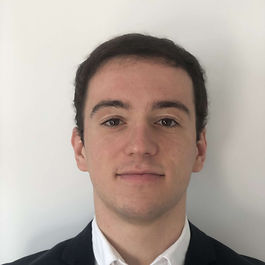 Salut! Je m’appelle Grégoire, j’ai 21 ans et je suis étudiant en première année de master en droit européen des affaires. J’ai validé ma licence de droit international et européen avec mention bien. Aujourd’hui je propose des cours particuliers en langues espagnole et anglaise, en français, en droit, en SES, en maths et en histoire géo. J’ai obtenu mon bac ES mention Très bien spécialité Mathématiques après avoir fait ma scolarité à Marcq Institution où j’ai pu acquérir une grande rigueur et une importante capacité de travail. La faculté de Droit a quant à elle forgé ma méthodologie et je souhaite aujourd’hui vous accompagner vous ou vos enfants en vous transmettant ces atouts.
Pourquoi me choisir ? Familiarisé avec l'accompagnement d'élèves grâce à un système de tutorat mis en place au lycée, je suis habitué à transmettre mon savoir de manière claire et organisée. Aussi, je pratique également le tennis, ce qui me permet d'être au contact constant d'enfants que j'encadre durant les diverses compétitions. Pédagogue et patient, c’est avec plaisir que je vous accompagnerai sur le chemin de la réussite scolaire.