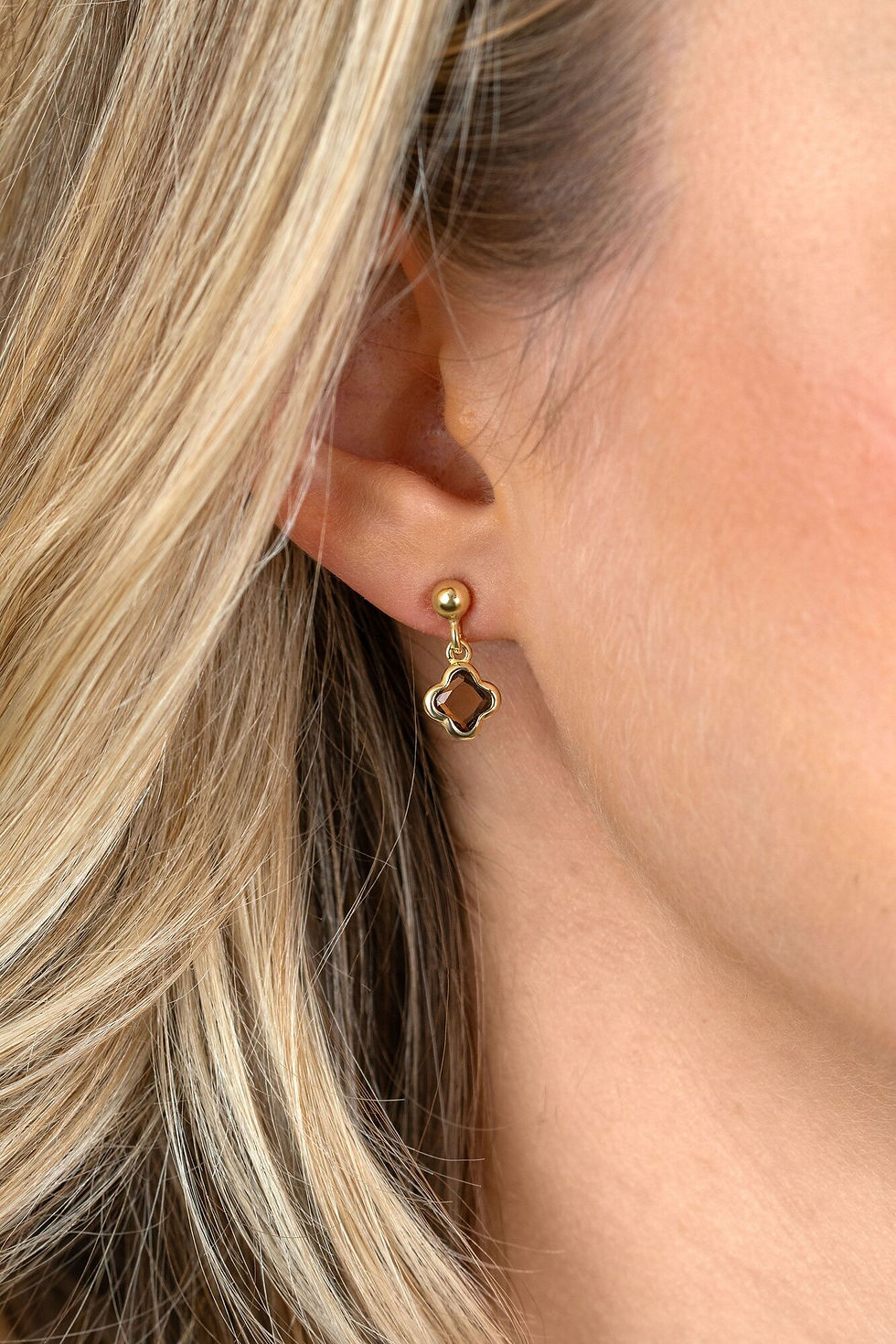 Thumbnail: ZIO2772 ZINZI goldplated zilveren oorstekers met bruine klavers 8mm