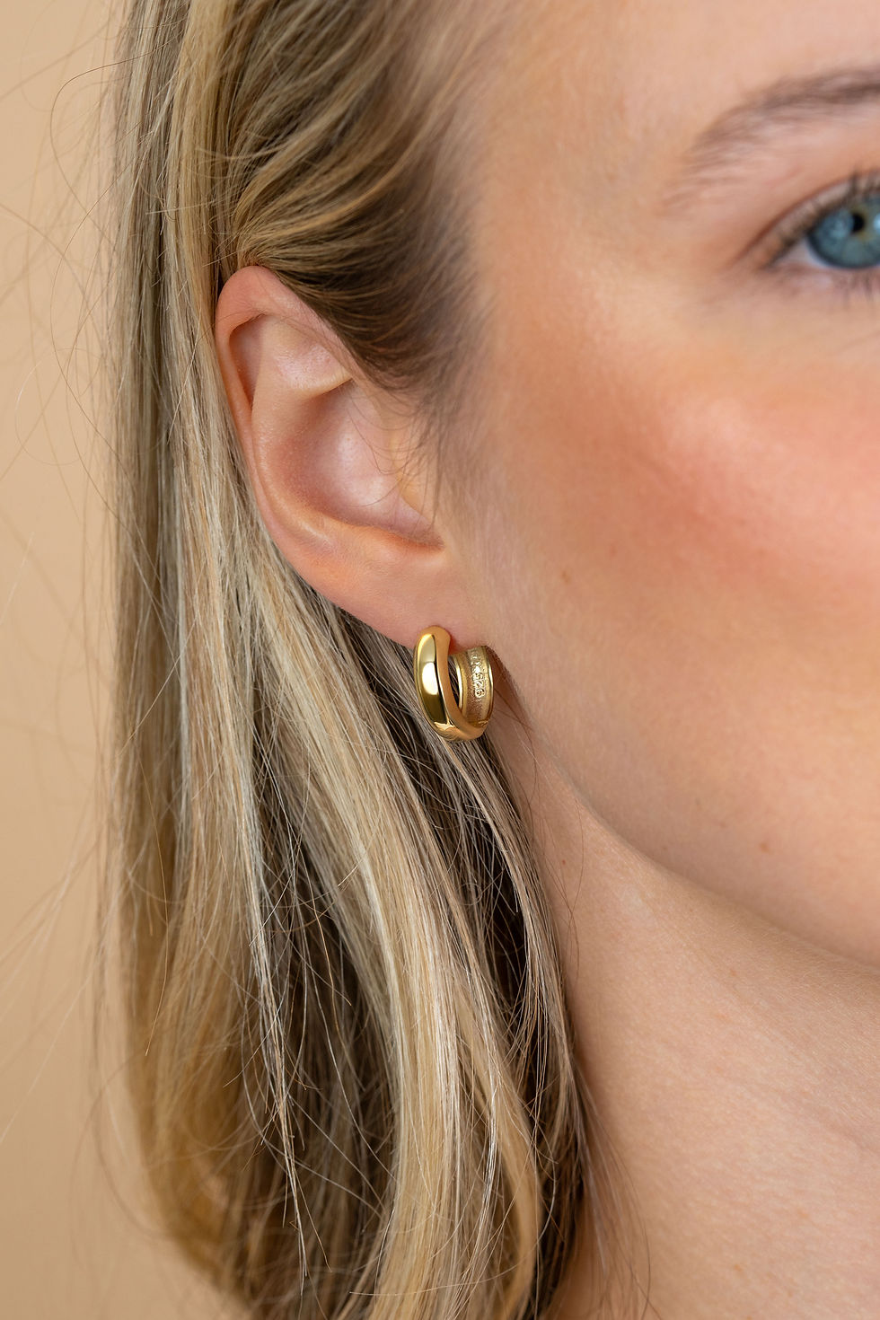 Thumbnail: ZIO2793G ZINZI goldplated zilveren oorringen met brede ronde buis 5mm