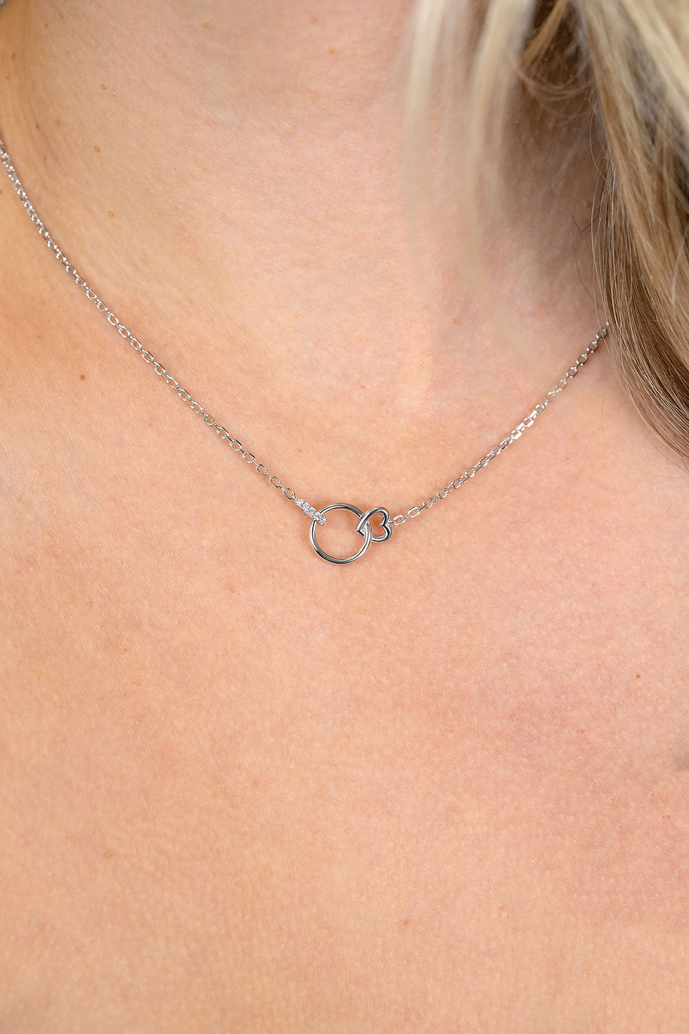 ZIC2811 ZINZI zilveren collier verbonden hartje en cirkel met zirconia