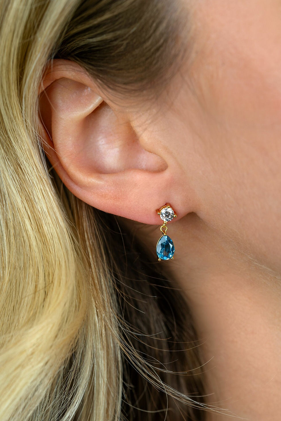 Thumbnail: ZIO2744 ZINZI gold plated zilveren oorhangers lichtblauwe zirconia