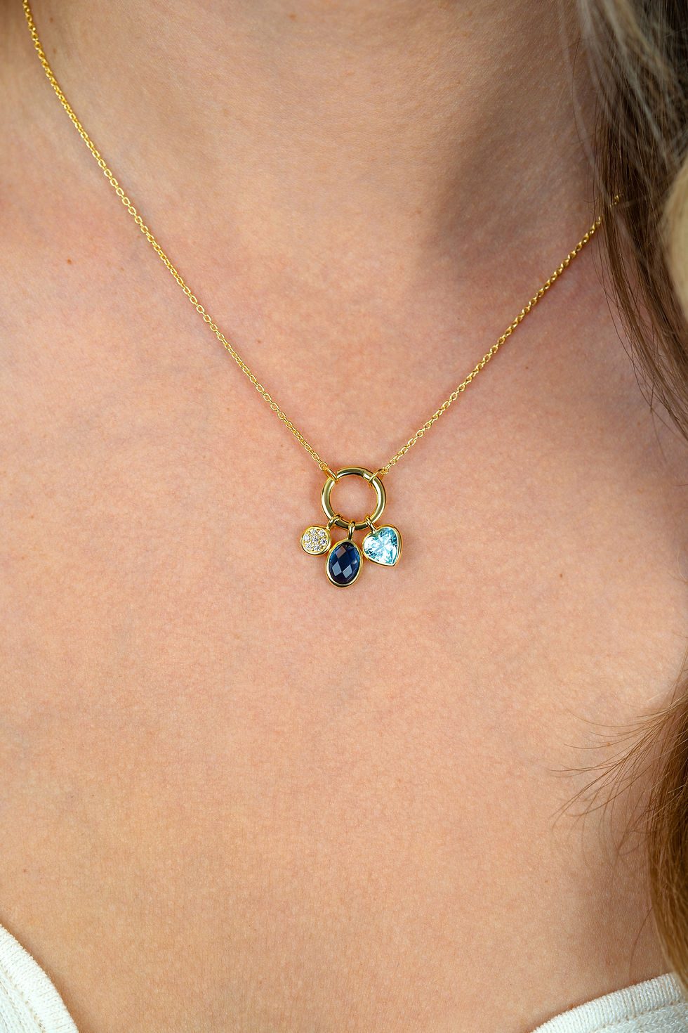 Thumbnail: ZIC2737 ZINZI goldplated zilveren collier met ronde voorsluiting en 3 bedels
