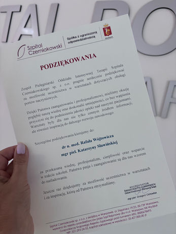 podziękowania na kartce papieru dla lekarza i oddziału
