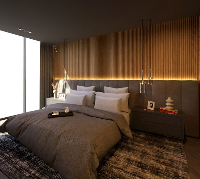 Recámara principal con páneles de madera empotrados en la pared, iluminados con luces LED. Detrás de la cama hay una cabecera café obscuro capitonada, la cual sobresale el ancho de la cama. Hay lámparas decorativas colocadas a ambos lados de la cama, las cuales están suspendidas sobre pequeños burós, uno es blanco y otro café obscuro. Toda la decoración de toda la habitación es en tonos neutros y tierras.