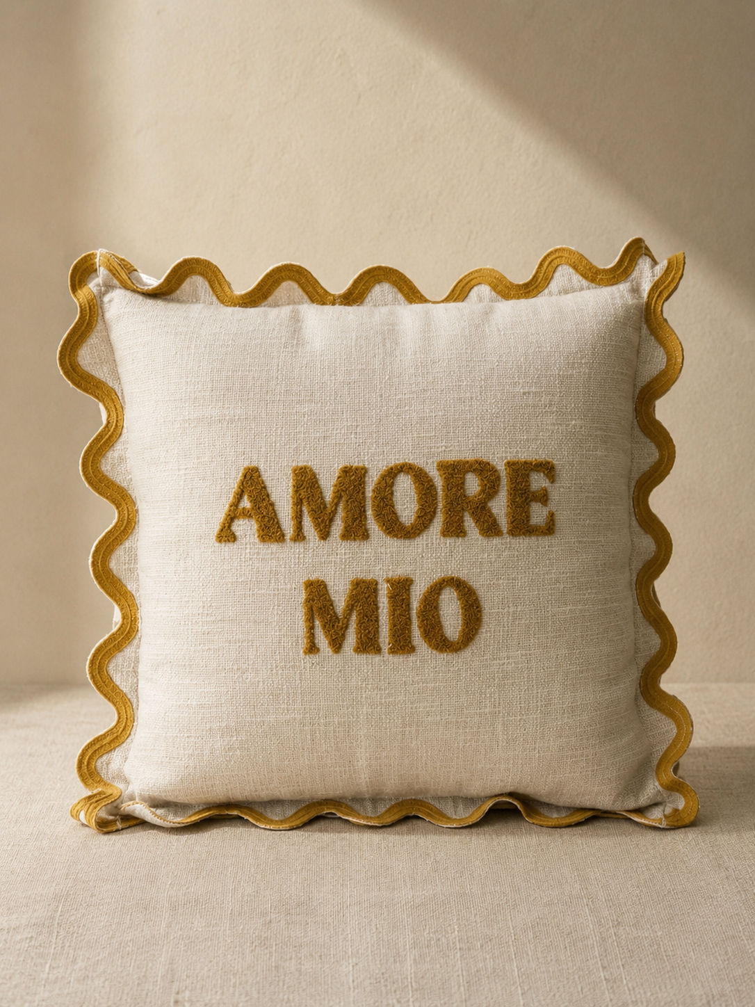 Cojín de Algodón Bordado Amore Mio Mostaza 45x45 cm