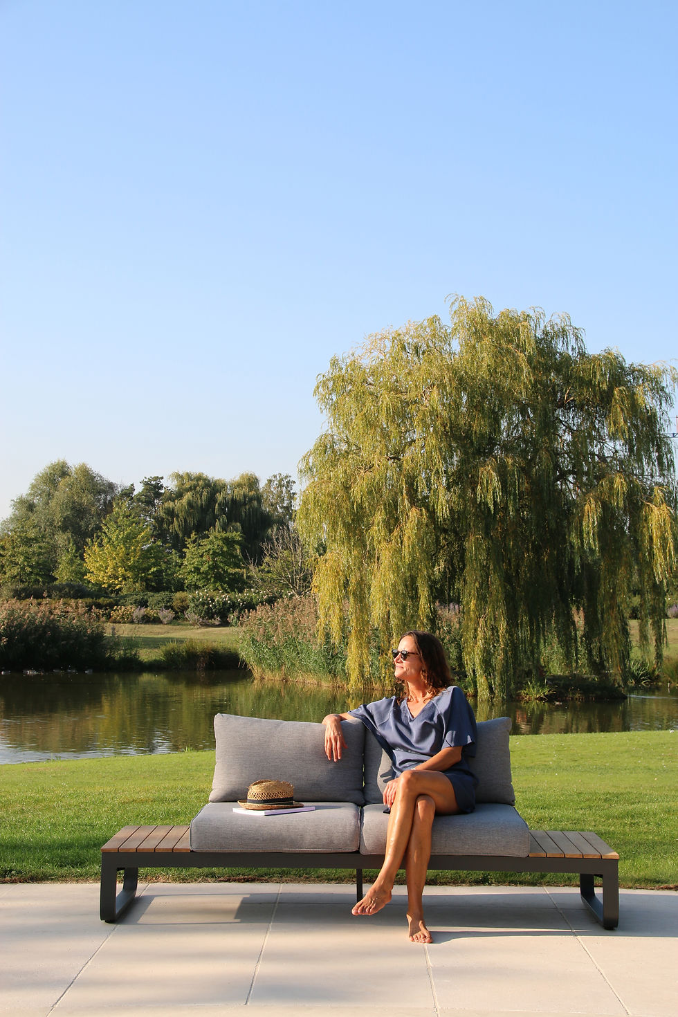 Mujer sentada en sillón en jardín